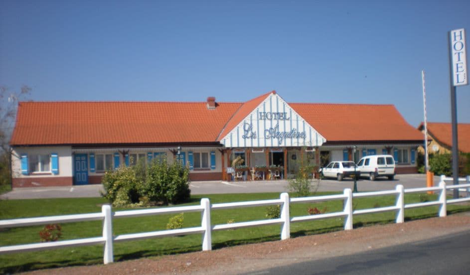 Fasad dan lingkungan Hôtel Les Augustines di Quend
